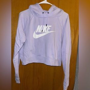 Lilac cropped Nike sweatshirt in excellent condition. Size medium